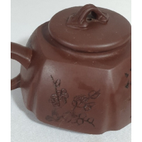 Mooi bewerkt Yixing trekpotje, gemerkt